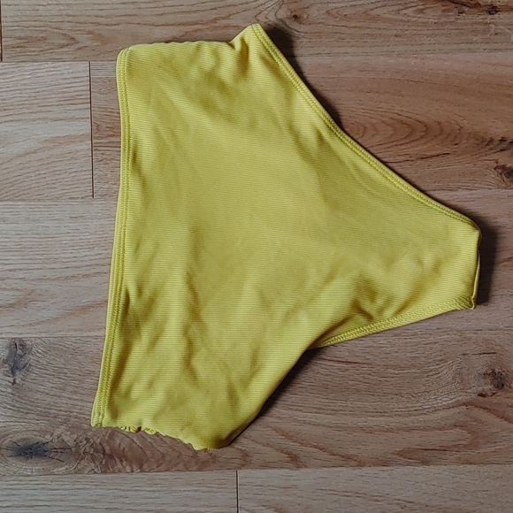 Romwe. Bikini bottom. Size small. Yellow - Picture 2 of 5